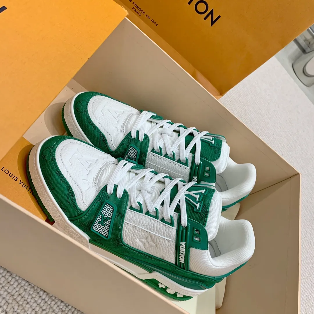 👟👟Ex-factory price 840👟👟 Women's Shoes Factory Purchasing Level ✈️ LV Trainer Latest series of couple's sports shoes Super handsome denim new style, great-looking ~ A must-have item for fashionistas The upper is the top embossed grained calfskin in the market Original open molded T👟👟Ex-factory price U outsole, texture is the same as the original version Please look for our quality Please pay attention to distinguish the currency materials on the market Men's size: 39-45 Women's size: 35-40 ⚠️Full set of packaging (exclusive z👟👟factory price level anti-theft buckle cannot be sold once disassembled)